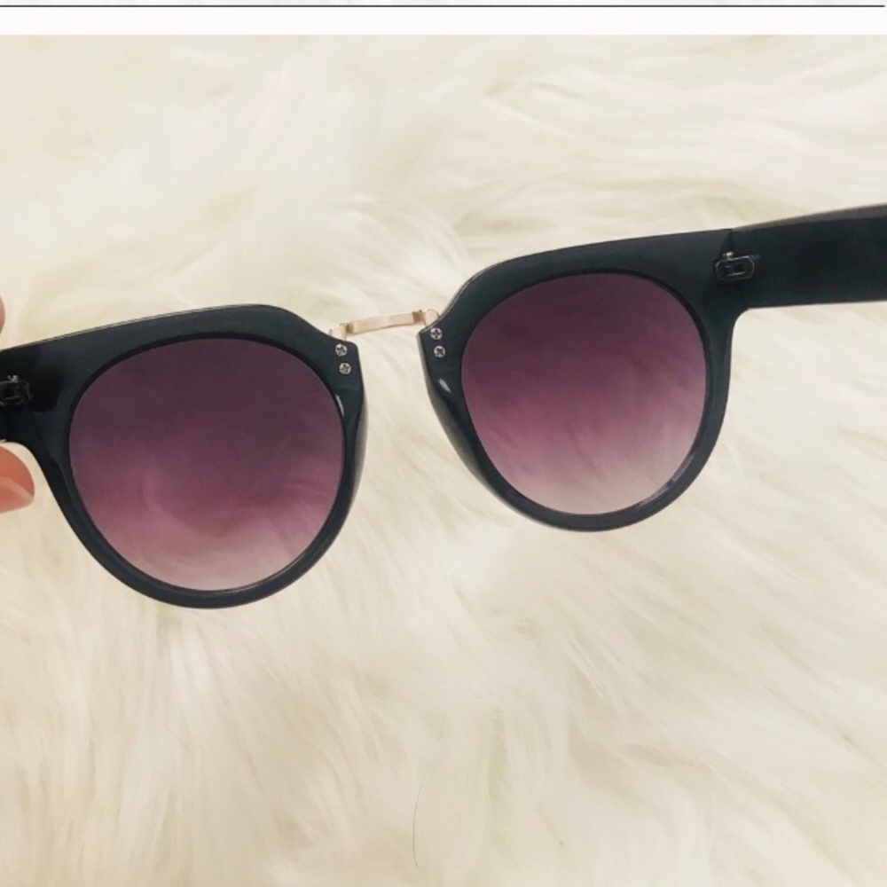 ❌SOLD❌ NWOT Black Sunglasses - Picture 2 of 4